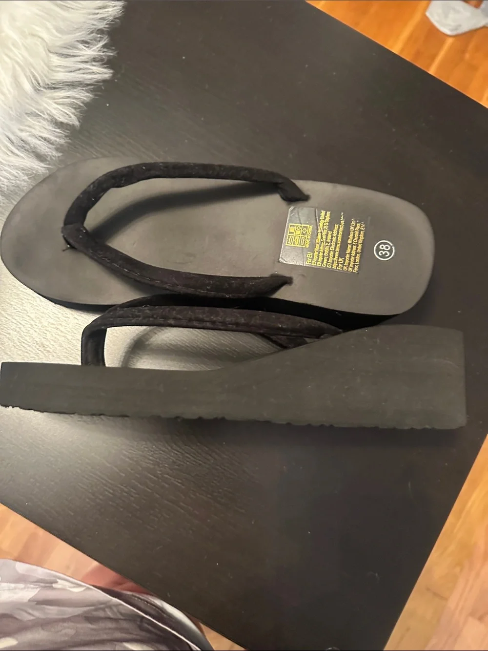 Wedge flip flop black size 7